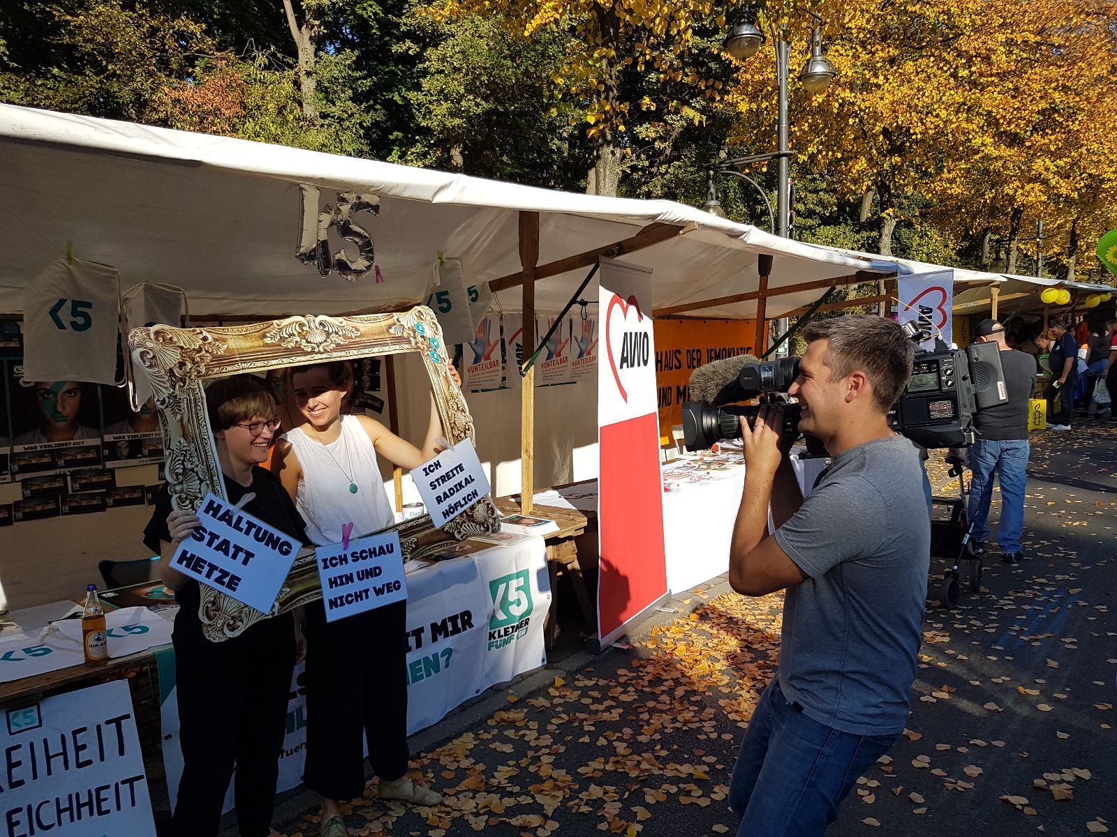 Unteilbar Stand Bilderrahmen Aktion