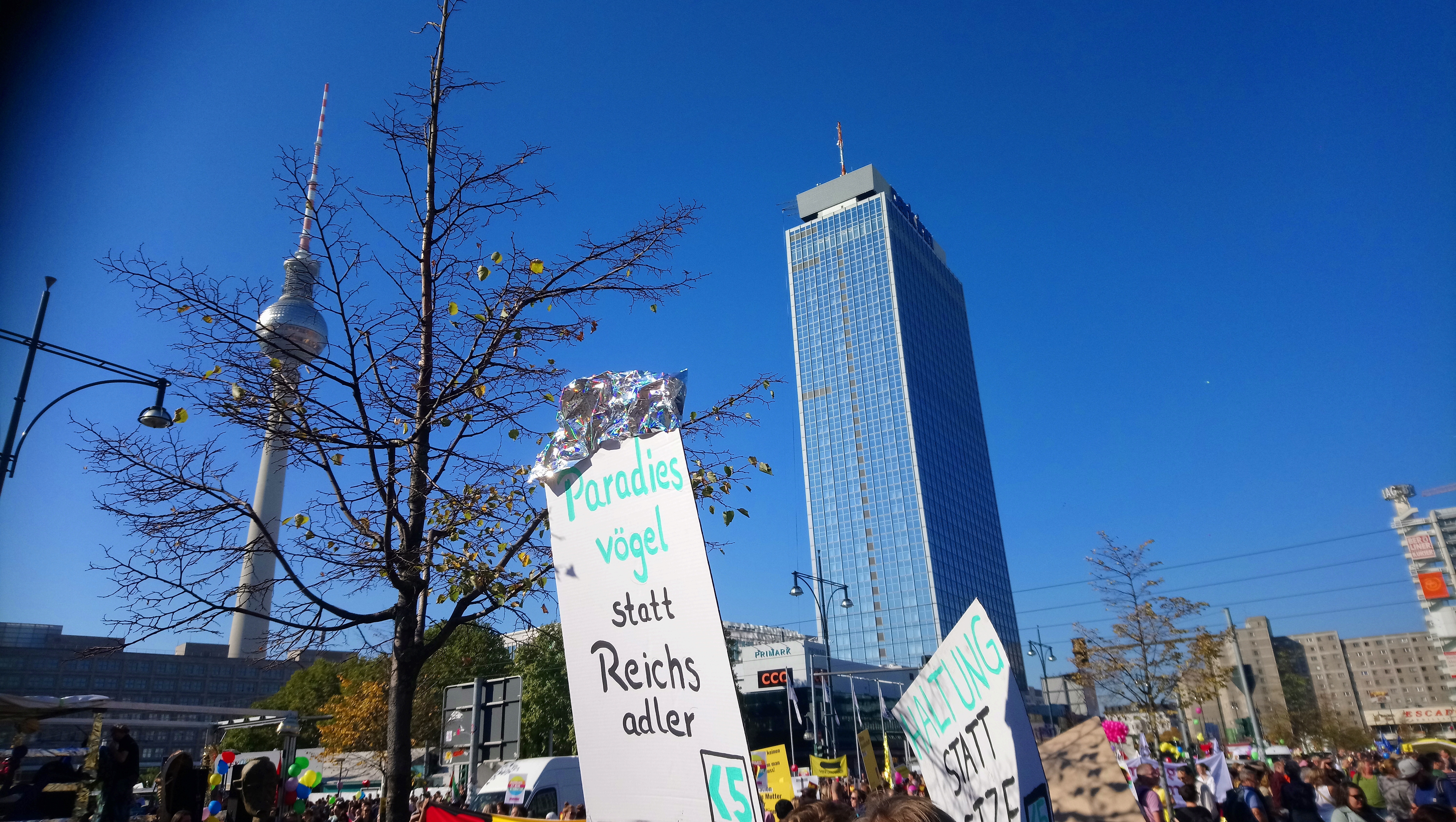 Unteilbar auf der Demo Paradiesvoegel Fernsehturm