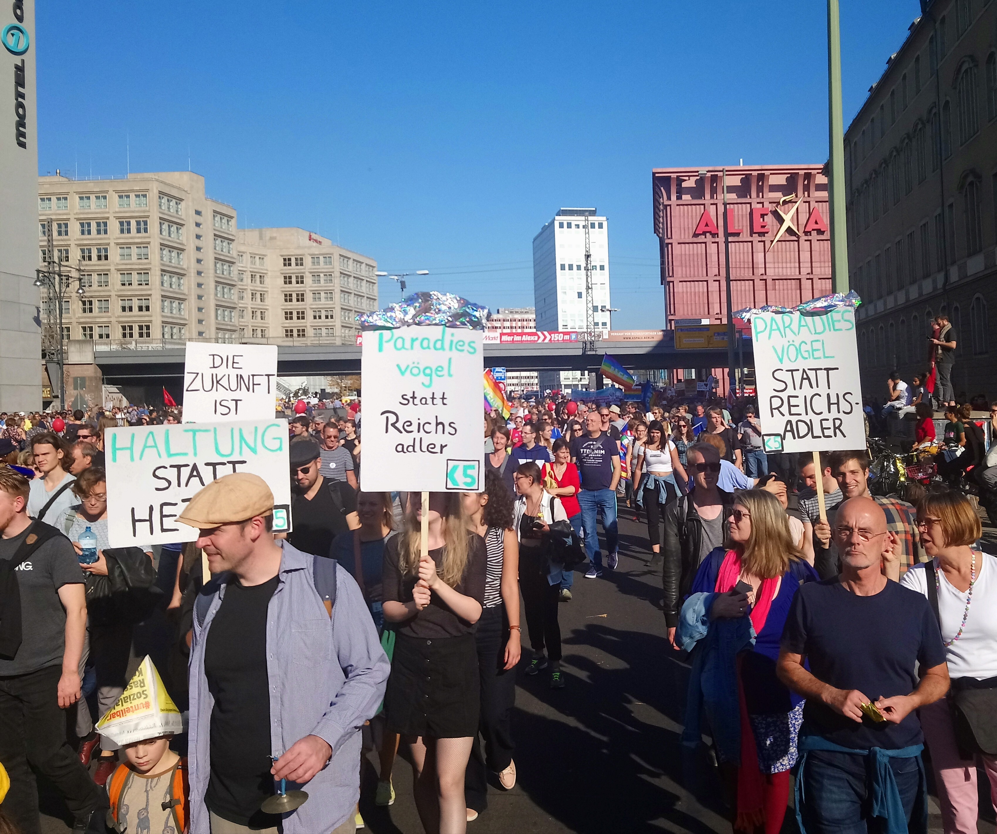 Unteilbar auf der Demo Schilder